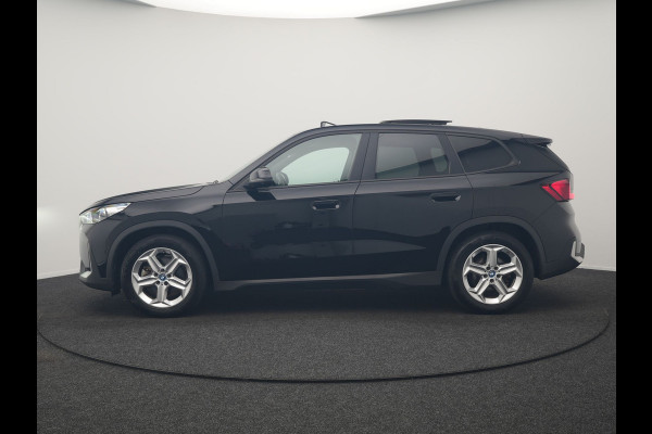 BMW iX1 xDrive30 67 kWh 313pk Dealer O.H. | Trekhaak Af Fabriek | Panodak | Adaptive Cruise | Head Up | 360 Camera | Harman / Kardon | Adaptief Onderstel | Lederen Sportstoelen Massage & Verwarmd | Stuur Verwarmd | Hifi Audio | Keyless | Blis |