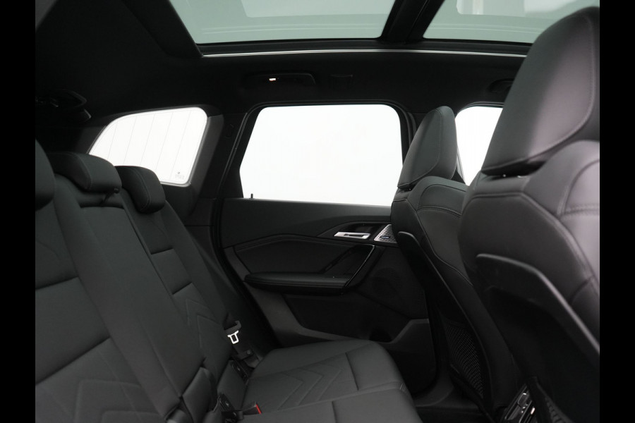 BMW iX1 xDrive30 67 kWh 313pk Dealer O.H. | Trekhaak Af Fabriek | Panodak | Adaptive Cruise | Head Up | 360 Camera | Harman / Kardon | Adaptief Onderstel | Lederen Sportstoelen Massage & Verwarmd | Stuur Verwarmd | Hifi Audio | Keyless | Blis |