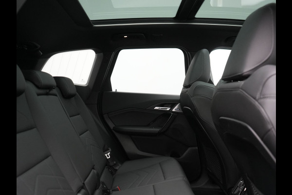 BMW iX1 xDrive30 67 kWh 313pk Dealer O.H. | Trekhaak Af Fabriek | Panodak | Adaptive Cruise | Head Up | 360 Camera | Harman / Kardon | Adaptief Onderstel | Lederen Sportstoelen Massage & Verwarmd | Stuur Verwarmd | Hifi Audio | Keyless | Blis |