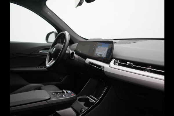 BMW iX1 xDrive30 67 kWh 313pk Dealer O.H. | Trekhaak Af Fabriek | Panodak | Adaptive Cruise | Head Up | 360 Camera | Harman / Kardon | Adaptief Onderstel | Lederen Sportstoelen Massage & Verwarmd | Stuur Verwarmd | Hifi Audio | Keyless | Blis |
