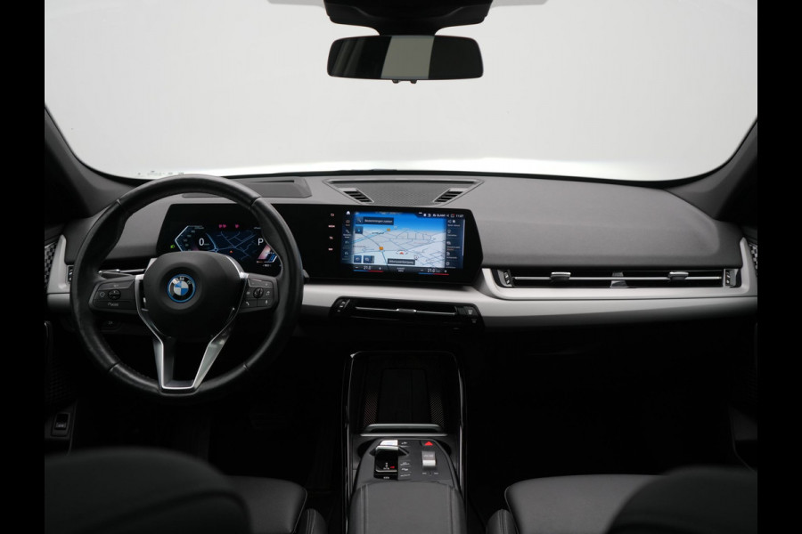 BMW iX1 xDrive30 67 kWh 313pk Dealer O.H. | Trekhaak Af Fabriek | Panodak | Adaptive Cruise | Head Up | 360 Camera | Harman / Kardon | Adaptief Onderstel | Lederen Sportstoelen Massage & Verwarmd | Stuur Verwarmd | Hifi Audio | Keyless | Blis |