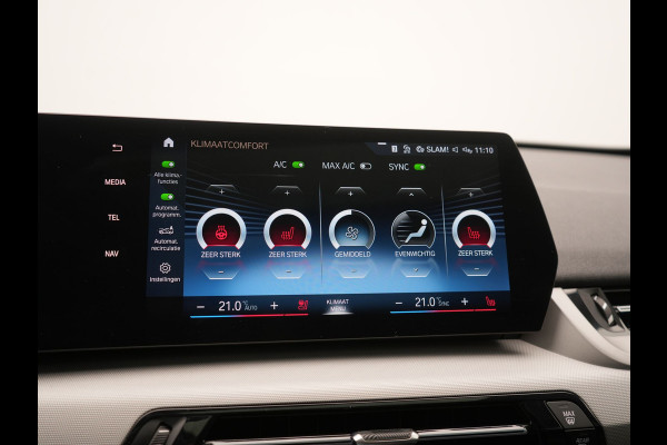 BMW iX1 xDrive30 67 kWh 313pk Dealer O.H. | Trekhaak Af Fabriek | Panodak | Adaptive Cruise | Head Up | 360 Camera | Harman / Kardon | Adaptief Onderstel | Lederen Sportstoelen Massage & Verwarmd | Stuur Verwarmd | Hifi Audio | Keyless | Blis |