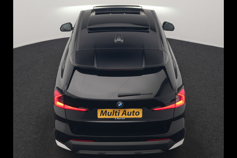 BMW iX1 xDrive30 67 kWh 313pk Dealer O.H. | Trekhaak Af Fabriek | Panodak | Adaptive Cruise | Head Up | 360 Camera | Harman / Kardon | Adaptief Onderstel | Lederen Sportstoelen Massage & Verwarmd | Stuur Verwarmd | Hifi Audio | Keyless | Blis |
