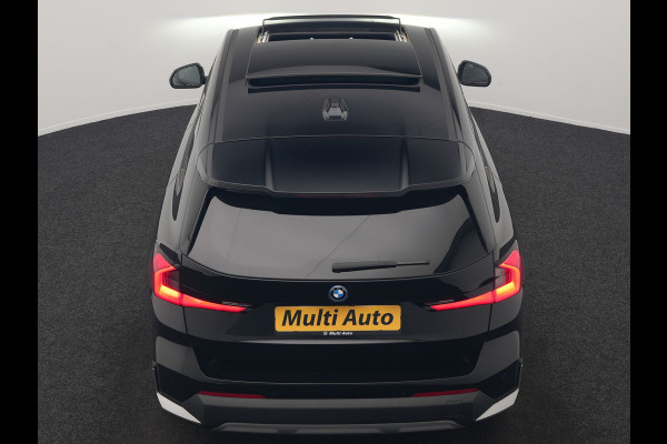 BMW iX1 xDrive30 67 kWh 313pk Dealer O.H. | Trekhaak Af Fabriek | Panodak | Adaptive Cruise | Head Up | 360 Camera | Harman / Kardon | Adaptief Onderstel | Lederen Sportstoelen Massage & Verwarmd | Stuur Verwarmd | Hifi Audio | Keyless | Blis |