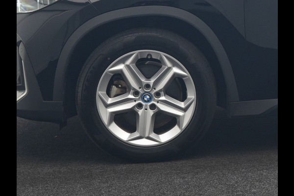 BMW iX1 xDrive30 67 kWh 313pk Dealer O.H. | Trekhaak Af Fabriek | Panodak | Adaptive Cruise | Head Up | 360 Camera | Harman / Kardon | Adaptief Onderstel | Lederen Sportstoelen Massage & Verwarmd | Stuur Verwarmd | Hifi Audio | Keyless | Blis |