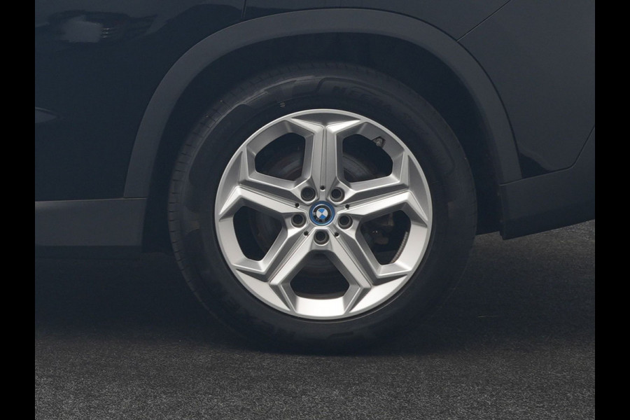 BMW iX1 xDrive30 67 kWh 313pk Dealer O.H. | Trekhaak Af Fabriek | Panodak | Adaptive Cruise | Head Up | 360 Camera | Harman / Kardon | Adaptief Onderstel | Lederen Sportstoelen Massage & Verwarmd | Stuur Verwarmd | Hifi Audio | Keyless | Blis |