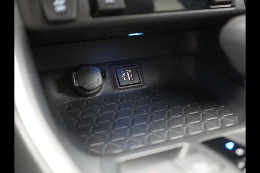 Toyota RAV4 FACELIFT 2.5 Style PHEV 306pk Dealer O.H. | Trekhaak Afn. | Adaptive Cruise | Camera | Apple Carplay | Sportstoelen & Stuur Verwarmd | Keyless | Blis | DAB | 19"L.M | Plug In Hybrid |