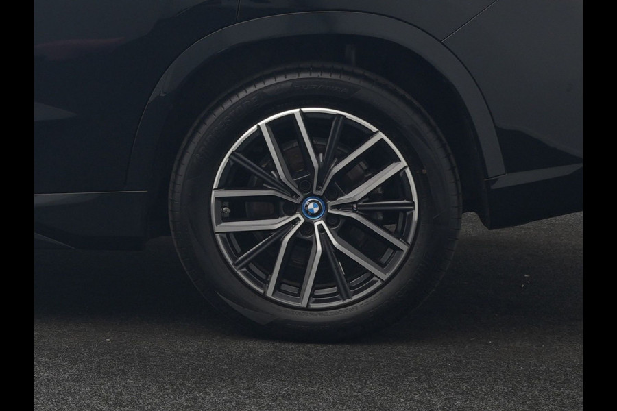 BMW X1 xDrive25e M Sport PHEV 245pk Dealer O.H. | Trekhaak Af Fabriek | Camera | Alcantara Sportstoelen Memory & Verwarmd | Adaptief Onderstel | Keyless | Sfeerverlichting | Adaptive LED | Widescreen Navi | DAB | Plug In Hybrid |