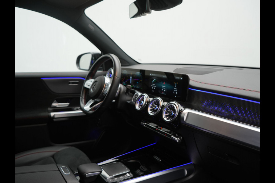 Mercedes-Benz EQB 300 4MATIC AMG Line 69,7 kWh 228pk Dealer O.H. | Trekhaak Af Fabriek | Camera | MBUX Widescreen Navi | Alcantara Sportstoelen Verwarmd | Sfeerverlichting | Night Pakket | Cruise Control | Virtual | DAB |