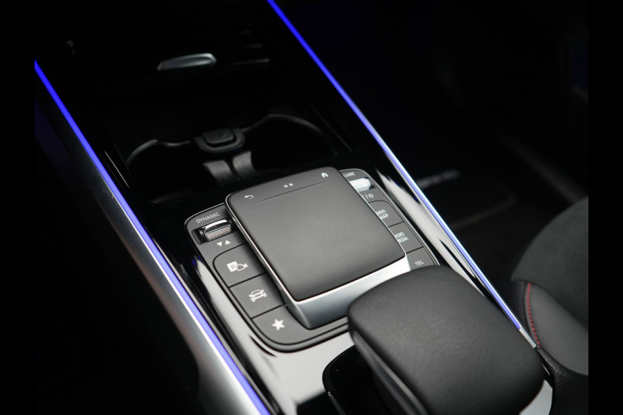 Mercedes-Benz EQB 300 4MATIC AMG Line 69,7 kWh 228pk Dealer O.H. | Trekhaak Af Fabriek | Camera | MBUX Widescreen Navi | Alcantara Sportstoelen Verwarmd | Sfeerverlichting | Night Pakket | Cruise Control | Virtual | DAB |