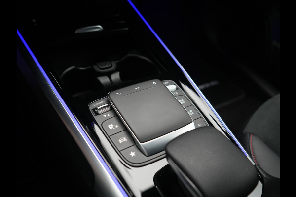 Mercedes-Benz EQB 300 4MATIC AMG Line 69,7 kWh 228pk Dealer O.H. | Trekhaak Af Fabriek | Camera | MBUX Widescreen Navi | Alcantara Sportstoelen Verwarmd | Sfeerverlichting | Night Pakket | Cruise Control | Virtual | DAB |