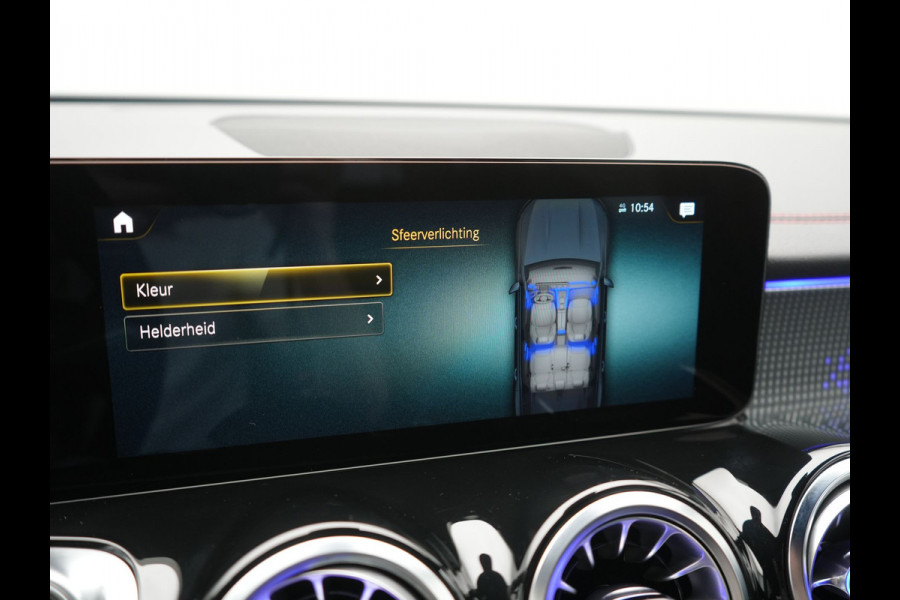 Mercedes-Benz EQB 300 4MATIC AMG Line 69,7 kWh 228pk Dealer O.H. | Trekhaak Af Fabriek | Camera | MBUX Widescreen Navi | Alcantara Sportstoelen Verwarmd | Sfeerverlichting | Night Pakket | Cruise Control | Virtual | DAB |