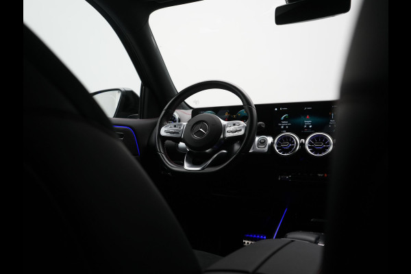 Mercedes-Benz EQB 300 4MATIC AMG Line 69,7 kWh 228pk Dealer O.H. | Trekhaak Af Fabriek | Camera | MBUX Widescreen Navi | Alcantara Sportstoelen Verwarmd | Sfeerverlichting | Night Pakket | Cruise Control | Virtual | DAB |