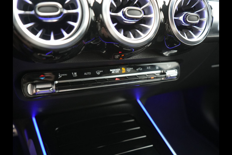 Mercedes-Benz EQB 300 4MATIC AMG Line 69,7 kWh 228pk Dealer O.H. | Trekhaak Af Fabriek | Camera | MBUX Widescreen Navi | Alcantara Sportstoelen Verwarmd | Sfeerverlichting | Night Pakket | Cruise Control | Virtual | DAB |