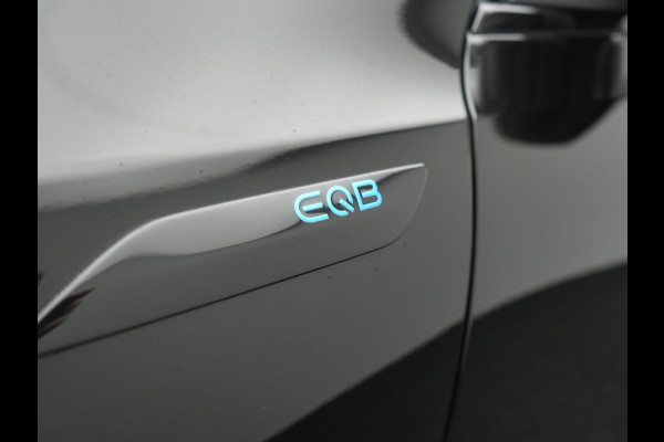Mercedes-Benz EQB 300 4MATIC AMG Line 69,7 kWh 228pk Dealer O.H. | Trekhaak Af Fabriek | Camera | MBUX Widescreen Navi | Alcantara Sportstoelen Verwarmd | Sfeerverlichting | Night Pakket | Cruise Control | Virtual | DAB |