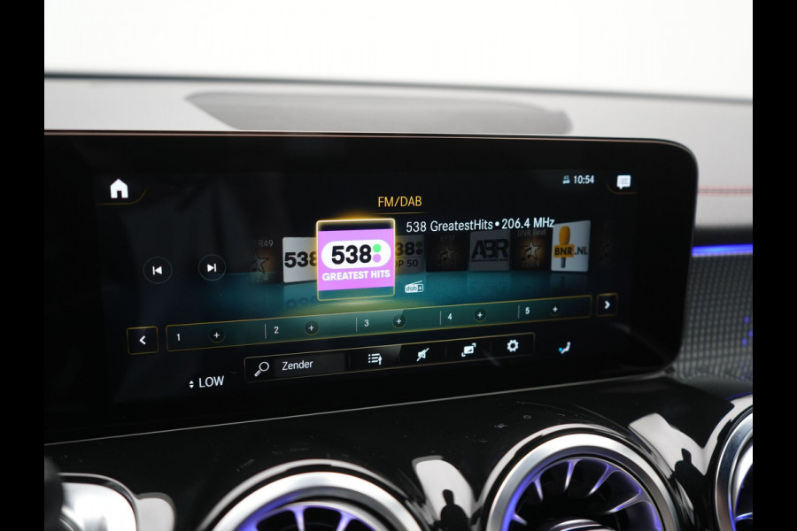 Mercedes-Benz EQB 300 4MATIC AMG Line 69,7 kWh 228pk Dealer O.H. | Trekhaak Af Fabriek | Camera | MBUX Widescreen Navi | Alcantara Sportstoelen Verwarmd | Sfeerverlichting | Night Pakket | Cruise Control | Virtual | DAB |