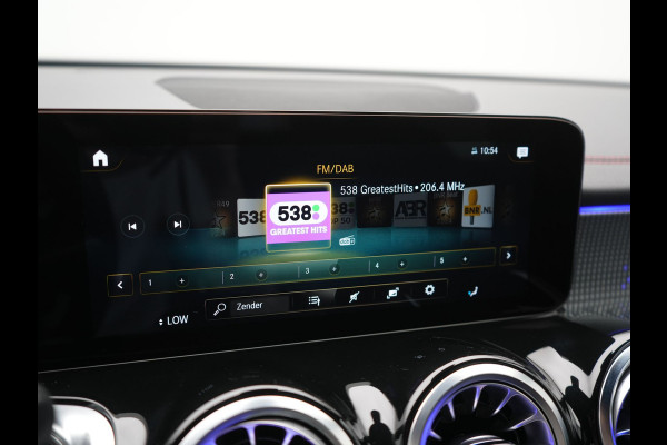 Mercedes-Benz EQB 300 4MATIC AMG Line 69,7 kWh 228pk Dealer O.H. | Trekhaak Af Fabriek | Camera | MBUX Widescreen Navi | Alcantara Sportstoelen Verwarmd | Sfeerverlichting | Night Pakket | Cruise Control | Virtual | DAB |