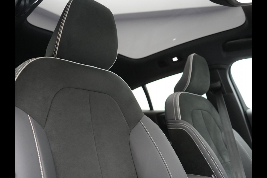 Volvo C40 Plus Recharge Pure Electric 69 kWh 231pk Dealer O.H. | Trekhaak Af Fabriek | Panodak | Adaptive Cruise | Camera | Alcantara Sportstoelen & Stuur Verwarmd | Keyless | Blis | Google Assistent | Apple Carplay | DAB |