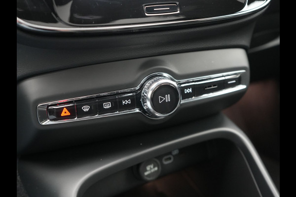 Volvo C40 Plus Recharge Pure Electric 69 kWh 231pk Dealer O.H. | Trekhaak Af Fabriek | Panodak | Adaptive Cruise | Camera | Alcantara Sportstoelen & Stuur Verwarmd | Keyless | Blis | Google Assistent | Apple Carplay | DAB |