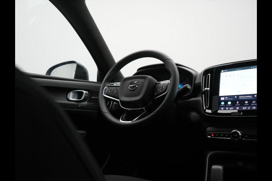 Volvo XC40 Single Motor Extended Range Ultimate 82 kWh 252pk Dealer O.H. | Panodak | Adaptive Cruise | 360 Camera | Harman / Kardon | Warmtepomp | Sportstoelen Memory & Verwarmd | Google Assistent | Keyless | Blis | Stuur Verwarmd | Apple Carplay | DAB | 19"L.M |