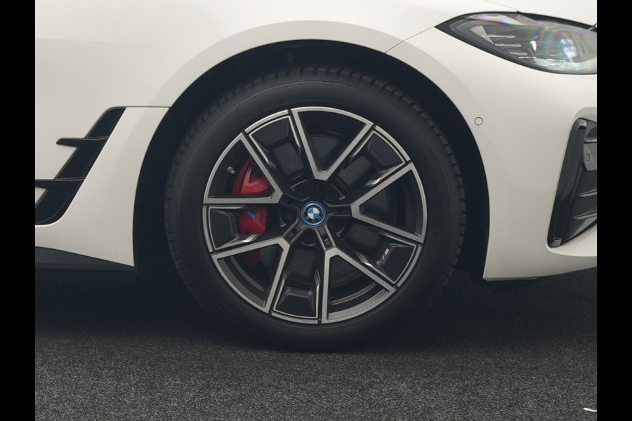 BMW i4 eDrive35 M Sport PRO 70 kWh 286pk Dealer O.H | Trekhaak Af Fabriek | Adaptive Cruise | 360 Camera | Adaptive Onderstel |  Alcantara Sportstoelen Verwarmd | Widescreen Navi | Apple Carplay | Virtual | DAB | 18" L.M |