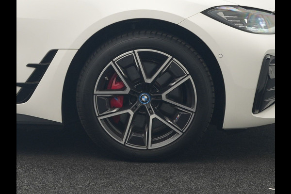 BMW i4 eDrive35 M Sport PRO 70 kWh 286pk Dealer O.H | Trekhaak Af Fabriek | Adaptive Cruise | 360 Camera | Adaptive Onderstel |  Alcantara Sportstoelen Verwarmd | Widescreen Navi | Apple Carplay | Virtual | DAB | 18" L.M |