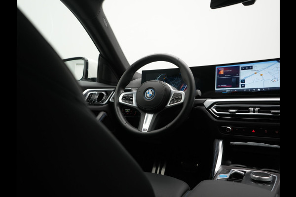 BMW i4 eDrive35 M Sport PRO 70 kWh 286pk Dealer O.H | Trekhaak Af Fabriek | Adaptive Cruise | 360 Camera | Adaptive Onderstel |  Alcantara Sportstoelen Verwarmd | Widescreen Navi | Apple Carplay | Virtual | DAB | 18" L.M |