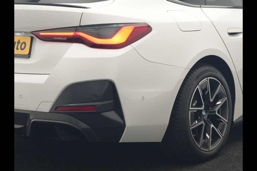 BMW i4 eDrive35 M Sport PRO 70 kWh 286pk Dealer O.H | Trekhaak Af Fabriek | Adaptive Cruise | 360 Camera | Adaptive Onderstel |  Alcantara Sportstoelen Verwarmd | Widescreen Navi | Apple Carplay | Virtual | DAB | 18" L.M |