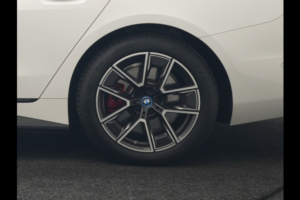 BMW i4 eDrive35 M Sport PRO 70 kWh 286pk Dealer O.H | Trekhaak Af Fabriek | Adaptive Cruise | 360 Camera | Adaptive Onderstel |  Alcantara Sportstoelen Verwarmd | Widescreen Navi | Apple Carplay | Virtual | DAB | 18" L.M |