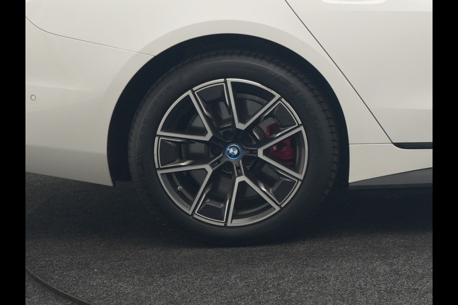 BMW i4 eDrive35 M Sport PRO 70 kWh 286pk Dealer O.H | Trekhaak Af Fabriek | Adaptive Cruise | 360 Camera | Adaptive Onderstel |  Alcantara Sportstoelen Verwarmd | Widescreen Navi | Apple Carplay | Virtual | DAB | 18" L.M |