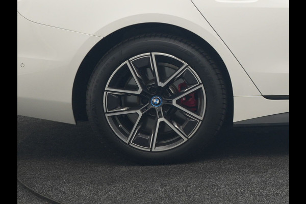 BMW i4 eDrive35 M Sport PRO 70 kWh 286pk Dealer O.H | Trekhaak Af Fabriek | Adaptive Cruise | 360 Camera | Adaptive Onderstel |  Alcantara Sportstoelen Verwarmd | Widescreen Navi | Apple Carplay | Virtual | DAB | 18" L.M |
