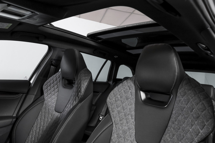 Škoda Octavia Combi 1.5 TSI MHEV 150 PK Sportline Business | S/K-Panodak | Elek. Trekhaak | Matrix Led | Adapt. Cruise | Winterpakket | 13 inch Navi | Camera | NAV + App. Connect | ECC | Elek. Klep | LM 18" | 5062