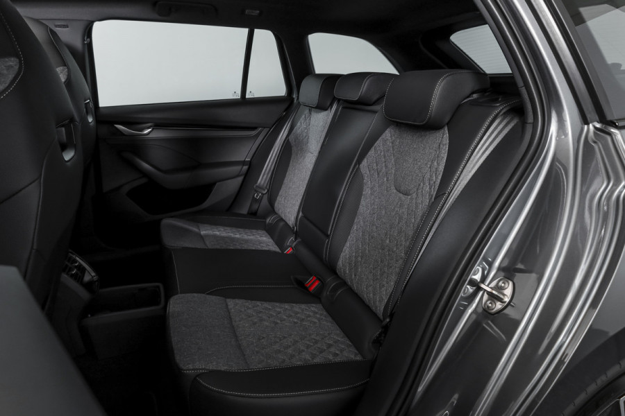 Škoda Octavia Combi 1.5 TSI MHEV 150 PK Sportline Business | S/K-Panodak | Elek. Trekhaak | Matrix Led | Adapt. Cruise | Winterpakket | 13 inch Navi | Camera | NAV + App. Connect | ECC | Elek. Klep | LM 18" | 5062