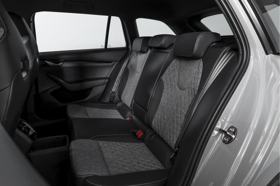 Škoda Octavia Combi 1.5 TSI MHEV 150 PK Sportline Business | Elek. Trekhaak | Matrix Led | Adapt. Cruise | Winterpakket | 13 inch Navi | Camera | NAV + App. Connect | ECC | Elek. Klep | LM 18" | 2748