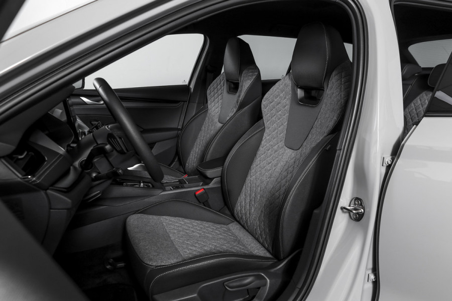 Škoda Octavia Combi 1.5 TSI MHEV 150 PK Sportline Business | Elek. Trekhaak | Matrix Led | Adapt. Cruise | Winterpakket | 13 inch Navi | Camera | NAV + App. Connect | ECC | Elek. Klep | LM 18" | 2748