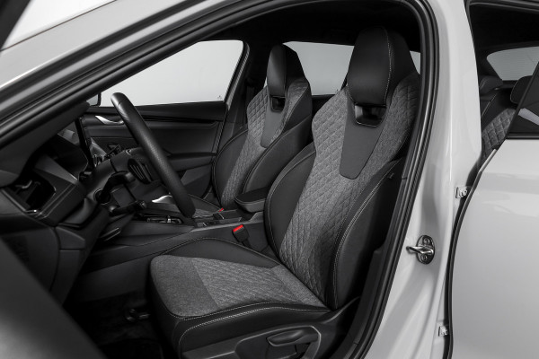 Škoda Octavia Combi 1.5 TSI MHEV 150 PK Sportline Business | Elek. Trekhaak | Matrix Led | Adapt. Cruise | Winterpakket | 13 inch Navi | Camera | NAV + App. Connect | ECC | Elek. Klep | LM 18" | 2748