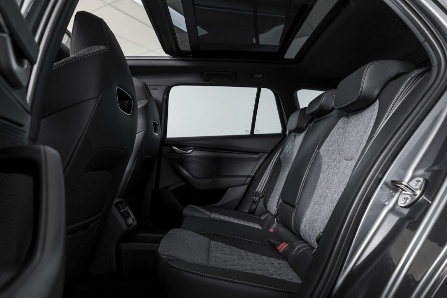 Škoda Octavia Combi 1.5 TSI MHEV 150 PK Sportline Business | S/K-Panodak | Elek. Trekhaak | Matrix Led | Adapt. Cruise | Winterpakket | 13 inch Navi | Camera | NAV + App. Connect | ECC | Elek. Klep | LM 18" | 5062
