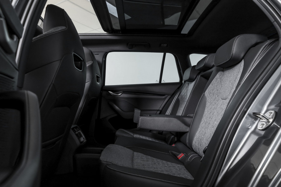 Škoda Octavia Combi 1.5 TSI MHEV 150 PK Sportline Business | S/K-Panodak | Elek. Trekhaak | Matrix Led | Adapt. Cruise | Winterpakket | 13 inch Navi | Camera | NAV + App. Connect | ECC | Elek. Klep | LM 18" | 5062