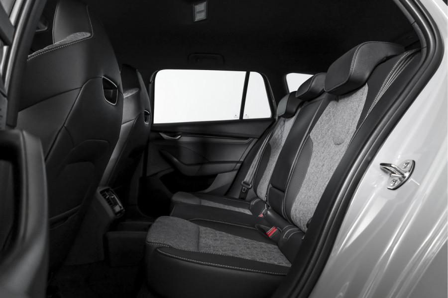 Škoda Octavia Combi 1.5 TSI MHEV 150 PK Sportline Business | Elek. Trekhaak | Matrix Led | Adapt. Cruise | Winterpakket | 13 inch Navi | Camera | NAV + App. Connect | ECC | Elek. Klep | LM 18" | 2748