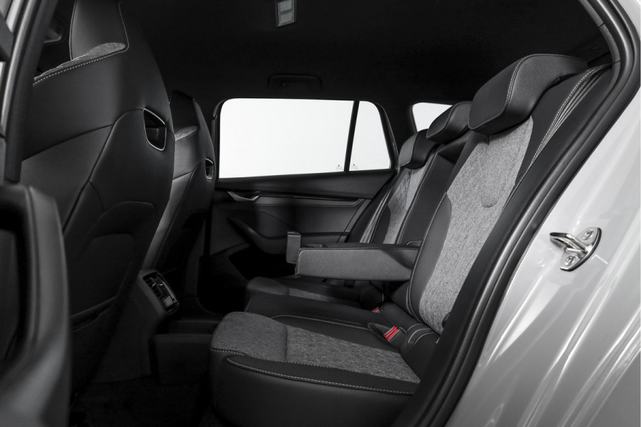 Škoda Octavia Combi 1.5 TSI MHEV 150 PK Sportline Business | Elek. Trekhaak | Matrix Led | Adapt. Cruise | Winterpakket | 13 inch Navi | Camera | NAV + App. Connect | ECC | Elek. Klep | LM 18" | 2748