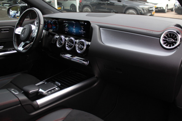 Mercedes-Benz EQA 250 Edition 1 67 kWh / Trekhaak / Panoramadak / 360Camera / Burmester / Leder&Alcantara / 19'' / CarPlay / Stoelverwarming / DAB / Dodehoek / Cruise Control