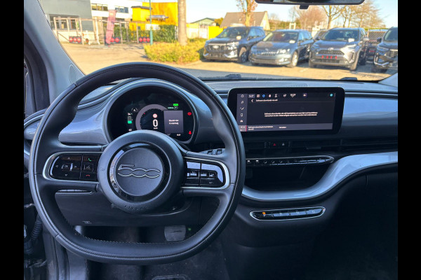 Fiat 500 3+1 Icon SOH 100% 42 kWh 100% Electrisch, Parkeer sensoren achter, DAB radio, Extra achterdeur rechts