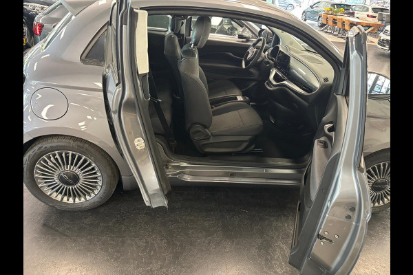 Fiat 500E 3+1 Icon 42 kWh 118 pk Automaat SOH 100% 42 kWh | Navi | CarPlay | DAB | PDC | 28.000 km 100% Electrisch, Extra achterdeur rechts | 11 kW laden | 85 kW snelladen | BTW-auto