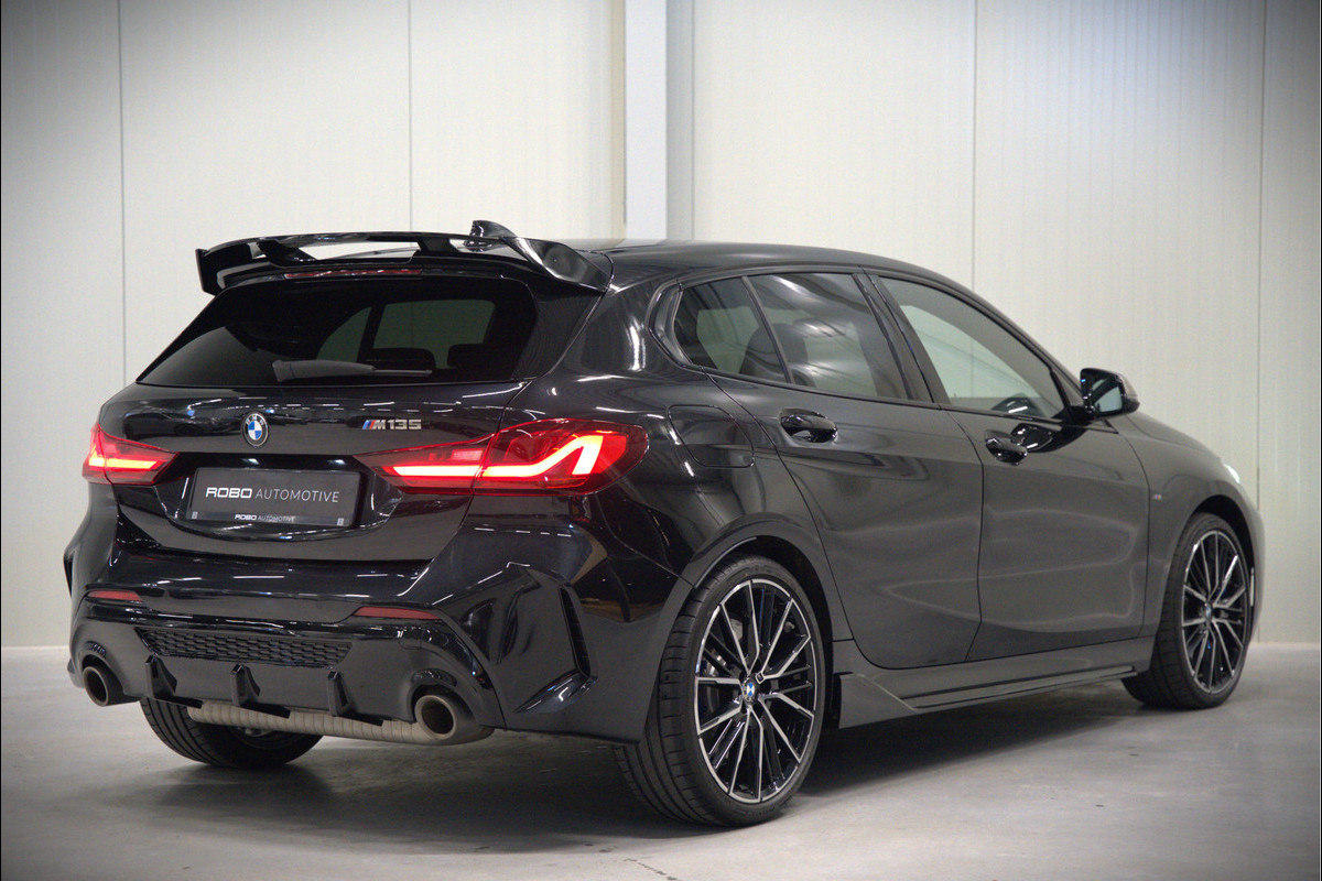 BMW 1-serie M135i xDrive High Executive Edition | M Performance | Stoelverwarming | Cruise Control | Adaptive LED | Ambiance Verlichting | HIFI | Grootlichtassistent | M Sport Remmen