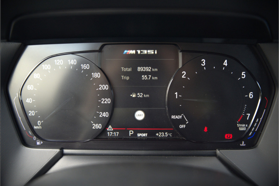 BMW 1-serie M135i xDrive High Executive Edition | M Performance | Stoelverwarming | Cruise Control | Adaptive LED | Ambiance Verlichting | HIFI | Grootlichtassistent | M Sport Remmen
