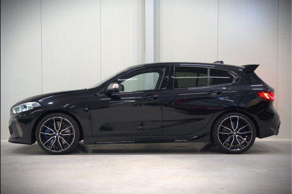 BMW 1-serie M135i xDrive High Executive Edition | M Performance | Stoelverwarming | Cruise Control | Adaptive LED | Ambiance Verlichting | HIFI | Grootlichtassistent | M Sport Remmen
