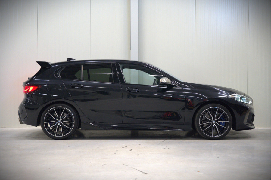 BMW 1-serie M135i xDrive High Executive Edition | M Performance | Stoelverwarming | Cruise Control | Adaptive LED | Ambiance Verlichting | HIFI | Grootlichtassistent | M Sport Remmen