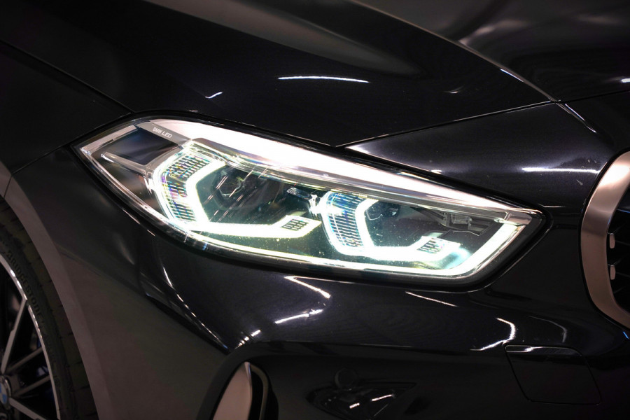 BMW 1-serie M135i xDrive High Executive Edition | M Performance | Stoelverwarming | Cruise Control | Adaptive LED | Ambiance Verlichting | HIFI | Grootlichtassistent | M Sport Remmen