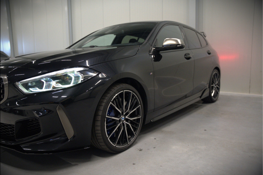 BMW 1-serie M135i xDrive High Executive Edition | M Performance | Stoelverwarming | Cruise Control | Adaptive LED | Ambiance Verlichting | HIFI | Grootlichtassistent | M Sport Remmen