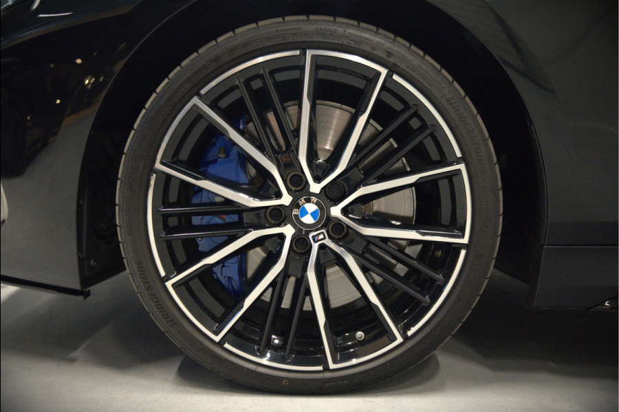 BMW 1-serie M135i xDrive High Executive Edition | M Performance | Stoelverwarming | Cruise Control | Adaptive LED | Ambiance Verlichting | HIFI | Grootlichtassistent | M Sport Remmen